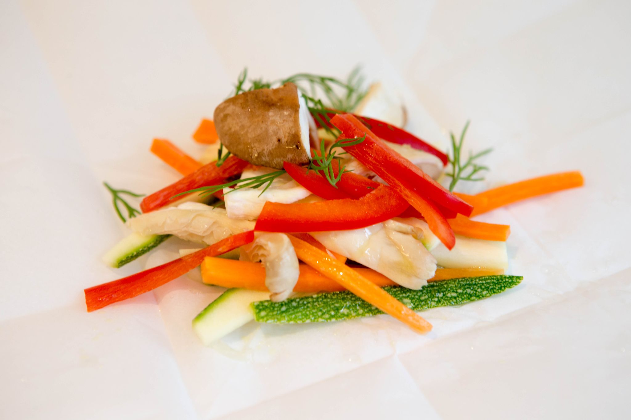 cabillaud, crevette, st jacques, saumon en papillote et julienne de légumes