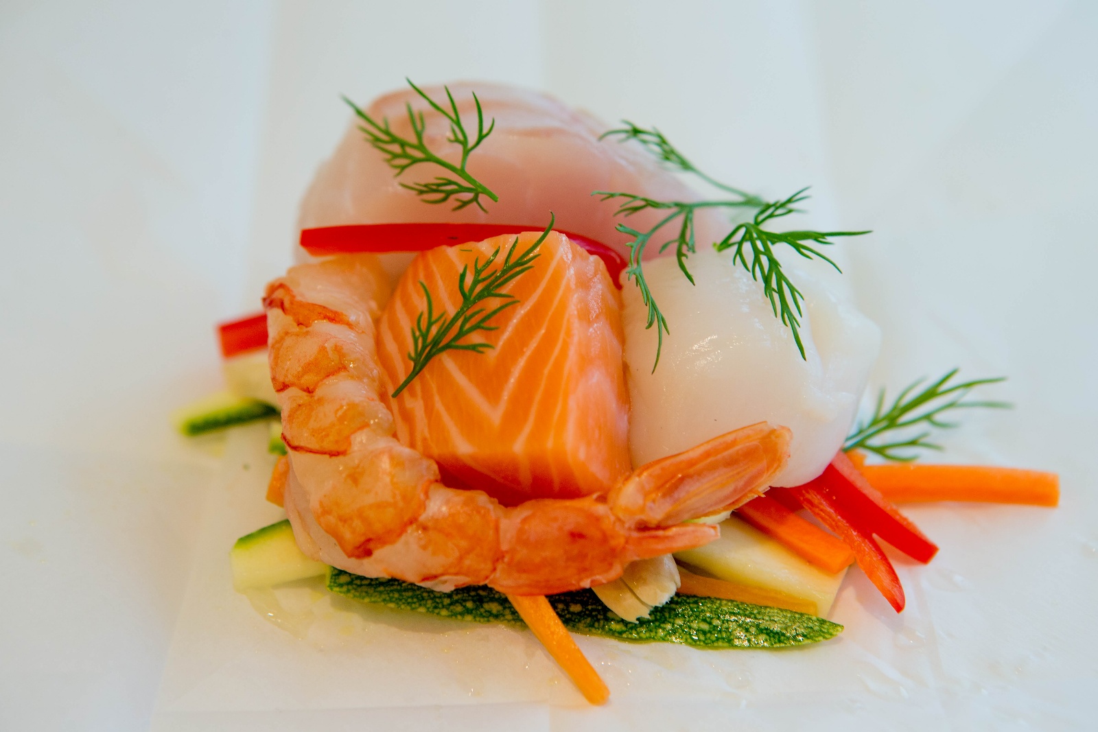 cabillaud, crevette, st jacques, saumon en papillote et julienne de légumes
